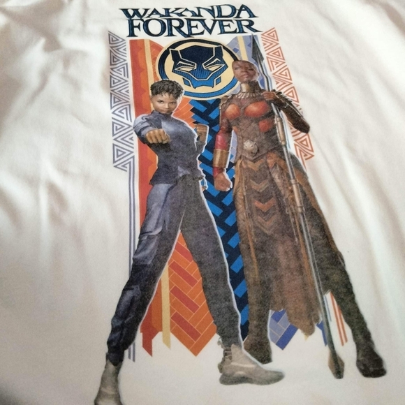 NWT Women’s Marvel Wakanda Forever Graphic Sweatshirt Cream M. - Picture 7 of 10